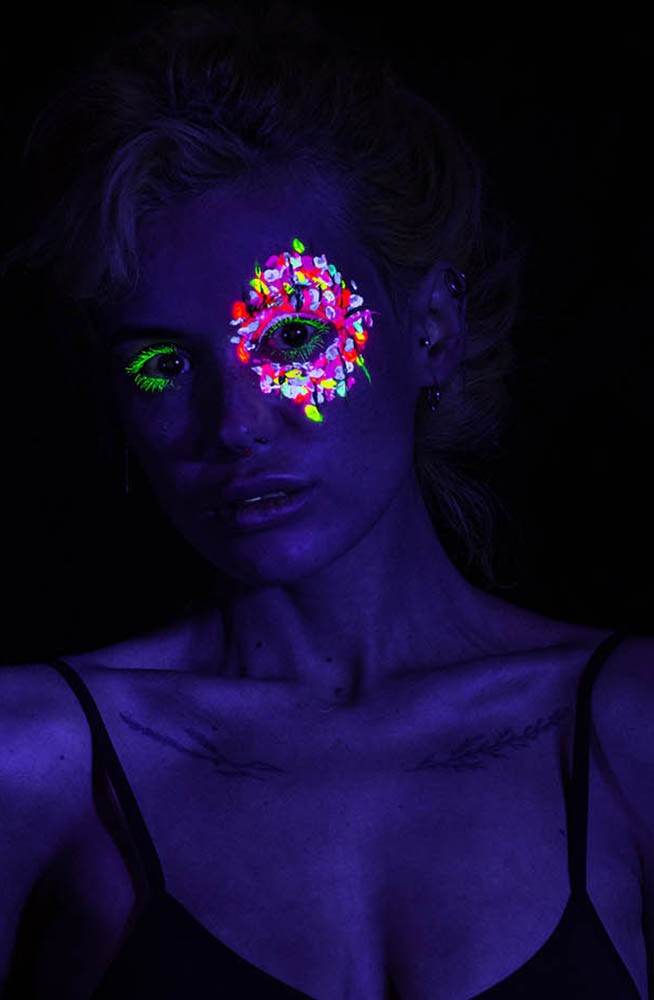 Yanova in UV